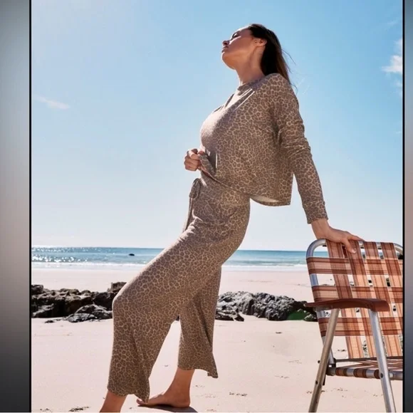 Beyond Yoga Women's Brushed Up Cropped Pullover Pant Set Classic leopard size 3X - Picture 2 of 7